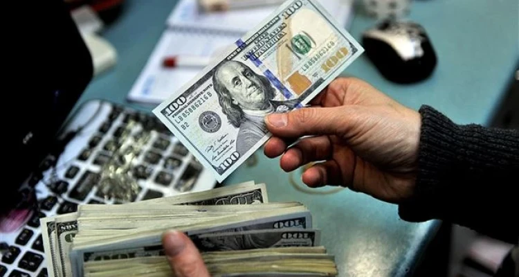 دولار السوق السوداء يحقق رقماً تاريخياً جديداً ويتخطى عتبة الـ20 ألف ليرة لبنانية