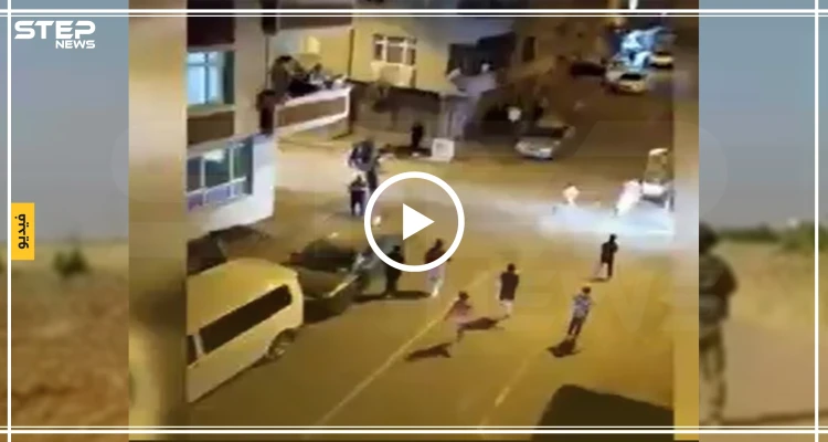شاهد بالفيديو|| كيف يتعرض لاجىء سوري للضرب المبرح على يد العشرات وسط إسطنبول !!