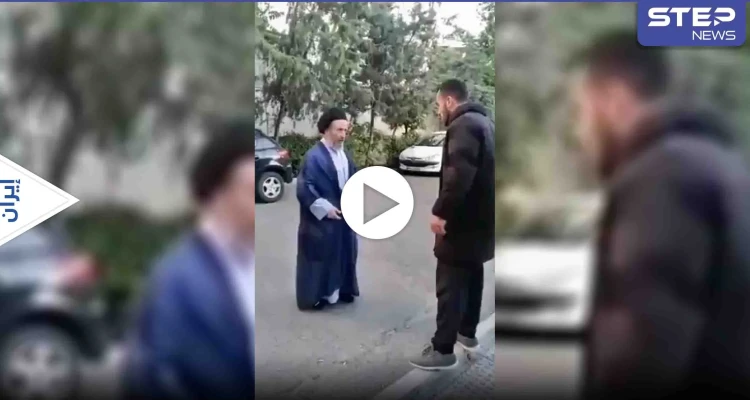 بالفيديو|| دمرتم مستقبلنا.. شاب يصفع رجل دين شيعي على وجهه وسط الطريق في إيران