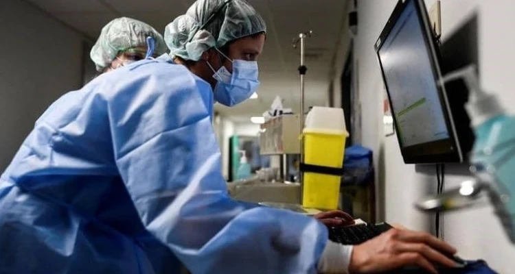 السعودية تعلن رصد أول حالة إصابة بالمتحور الجديد أوميكرون