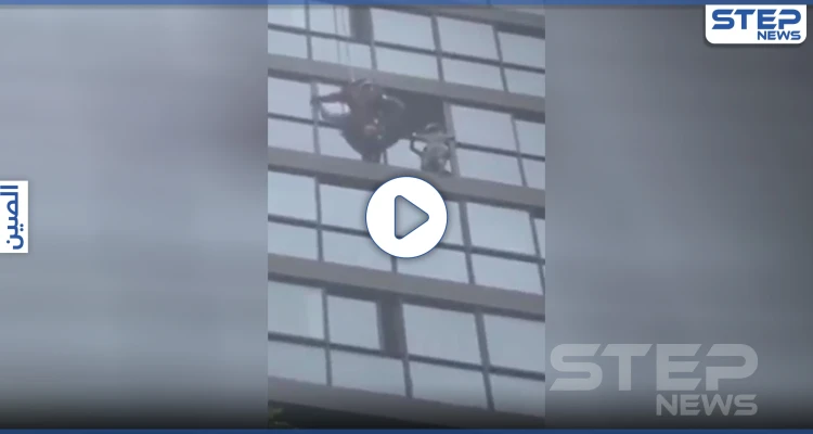 بالفيديو|| لحظات تحبس الأنفاس خلال إنقاذ طفلة عالقة على شرفة الطابق الـ14