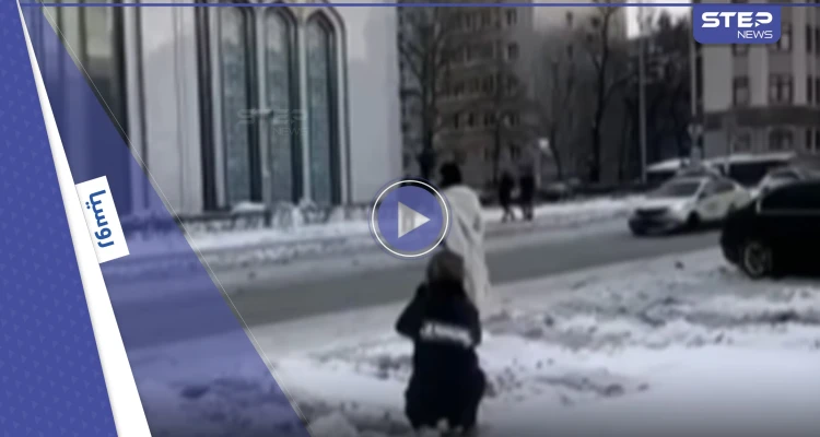 شاهد|| جلسة تصوير بملابس "غير لائقة" لفتاة قبالة جامع في موسكو تقودها لمواجهة قضية جنائية
