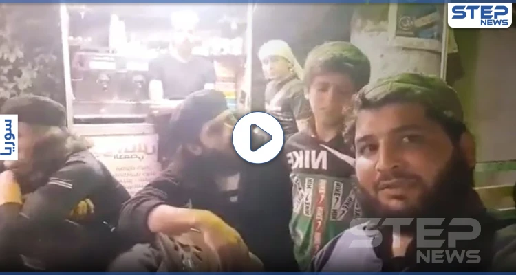 بالفيديو|| الألم واحد .. شبان مهجرين ينشدون تحية لطفل عراقي بـ إدلب والأخير يذرف الدموع