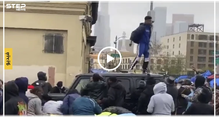 بالفيديو|| مطرب شهير يوزع كميات ضخمة من الأموال على الفقراء بطريقة جنونية