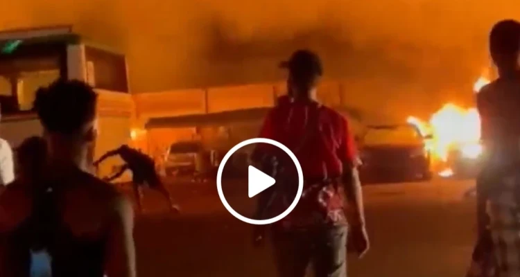 بالفيديو|| العثور على 91 جثة عقب انفجار خزان وقود في سيراليون.. والحريق يلتهم منازل ومتاجر قريبة