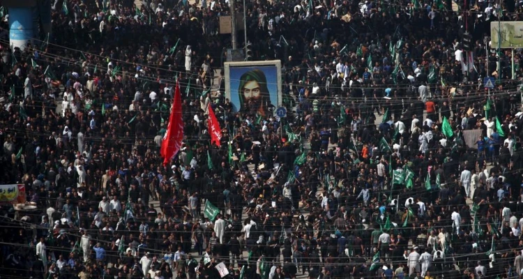 بالفيديو||إيرانيون يحاولون اقتحام معبر حدودي مع العراق.. الحشد الشعبي يؤمن لهم الطريق والحكومة تتحرك