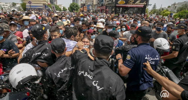تونس.. قيس سعيد باتجاه خطوة جديدة واشتباكات بين أنصاره وأنصار "الإخوان"