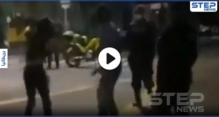 بالفيديو|| أب يجلد ابنته بحزام وسط شوارع كولومبيا وأمام أعين عناصر الشرطة