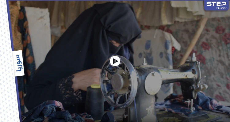 بالفيديو || سيدتان بمخيم تل البيعة في الرقة تحيكان الملابس وتُعلمان مهنة الخياطة.. هذه قصتهما