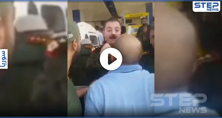 بالفيديو||"والله لنرجعها 2011".. رجل من درعا يشتم النظام السوري أمام ضابط وعشرات العناصر