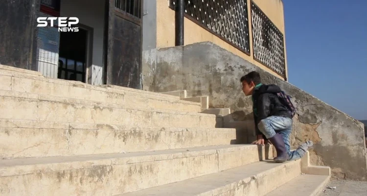 أحمد الجاسم طفل يقطع 1000 متر يوميًا زحفًا على يده ليصل إلى مدرسته.. هذه قصته: أخبار