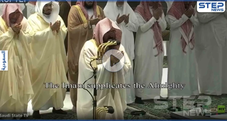 بالفيديو|| لحظات مؤثرة لإزالة الحواجز حول الكعبة.. وإقامة أول صلاة تراويح