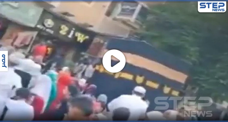 بالفيديو|| مصريون يثيرون الجدل على مواقع التواصل.. بطوافهم حول مجسم الكعبة