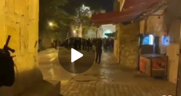 بالفيديو|| في حركةٍ مستفزة.. عشرات المستوطنين يرقصون أمام أحد أبواب المسجد الأقصى
