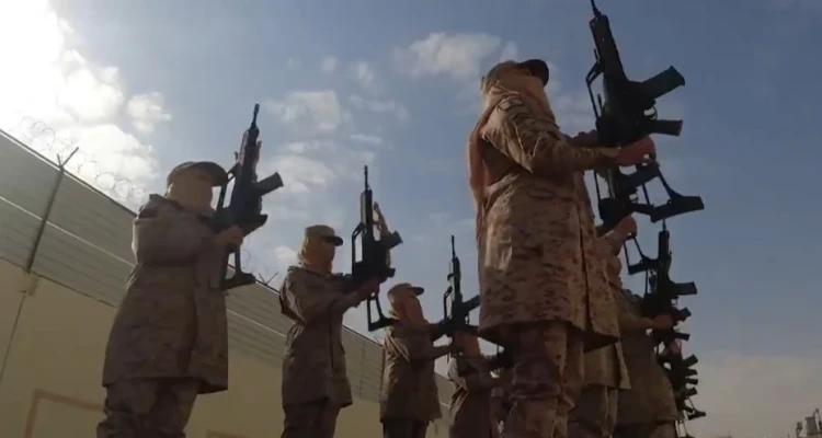 لأوّل مرّة.. الدفاع السعودية تنشر فيديو لتخرج دفعة نسائية بالجيش