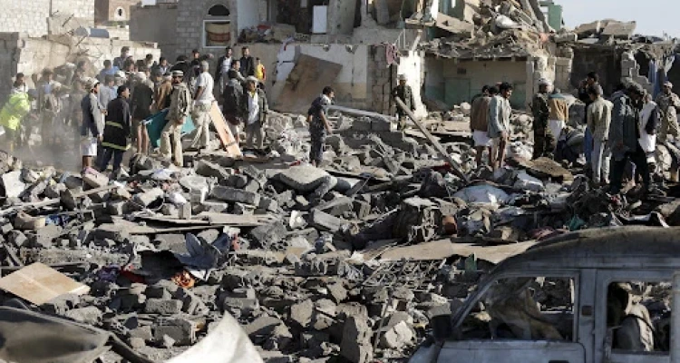 سقوط صاروخ باليستي بالخطأ على منطقة تحت سيطرة الحوثيين توقع مجزرة بين المدنيين