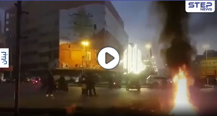 بالفيديو || لبناني ينهال ضربًا على عنصر أمن.. ومظاهرات غاضبة في طرابلس رفضًا للإقفال التام