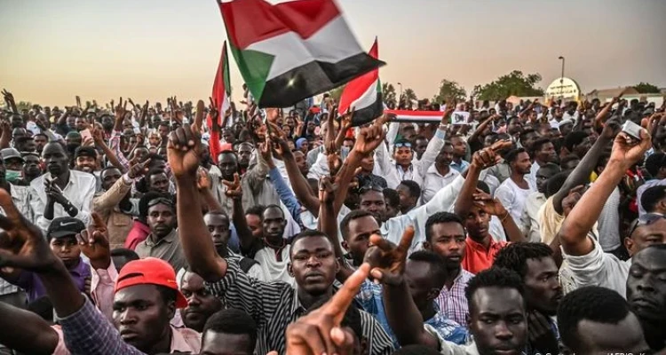 بالفيديو || آلاف السودانيين يجوبون شوارع الخرطوم مُطالبين بحكم مدني في البلاد