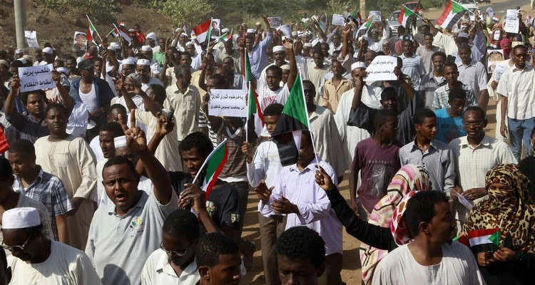 الحكومة السودانية تصف المتظاهرين بـ "المندسين" والجيش يُعلن مساندتها