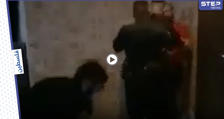 بالفيديو|| فلسطيني يركل ويلكم ضابطاً إسرائيلياً في كفر قاسم رغم الحراسة المشددة.. ونتنياهو يُعلّق