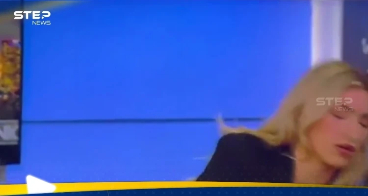 بالفيديو|| محللة سياسية تفقد وعيها على الهواء مباشرة.. وردة فعل المذيع تثير تفاعلا