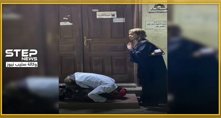 بالصور|| شاب سعودي يسجد لفتاة أمام باب مسجد في جدة.. والحادثة تُشعل تويتر