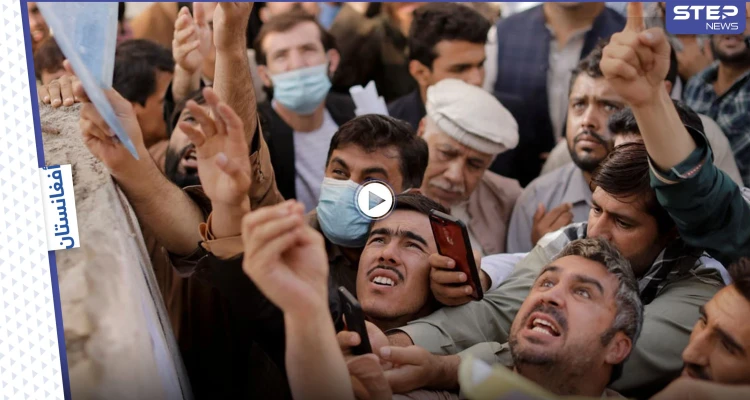 بالفيديو|| عنصر من طالبان يعتدي بالضرب المبرح على مواطنين أمام مكتب إصدار جوازات السفر