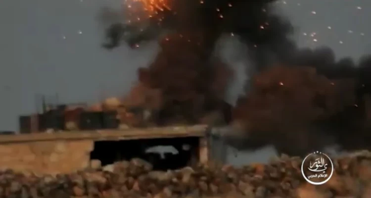 بالفيديو||الجبهة الوطنية تدمر موقعاً عسكرياً للنظام السوري جنوبي إدلب.. ومقتل عنصر للأخير قنصاً