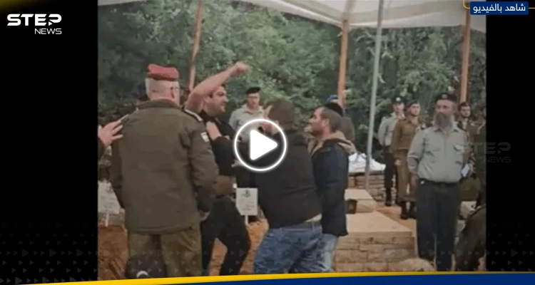 بالفيديو|| رجل يتهجم على عضو مجلس الحرب بيني غانتس خلال جنازة جنود إسرائيليين قُتلوا بالمغازي