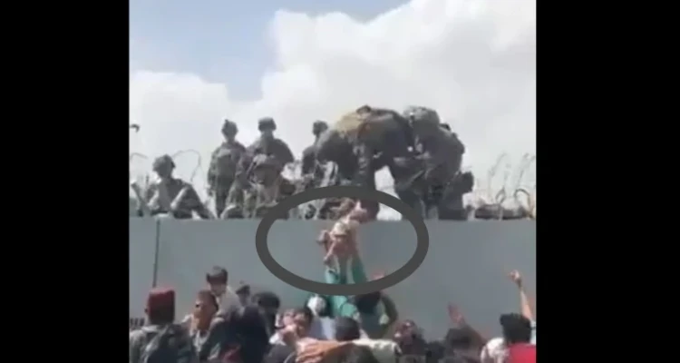 بالفيديو||نساء أفغانيات يلقين بأطفالهن لجنود بريطانيين عبر سياج مطار كابل الشائك.. وحصيلة ضحايا المطار في ارتفاع
