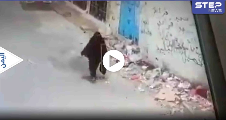 شاهد بالفيديو|| شابان يعتديان بالضرب على والدتهما المسنة ومصادر تكشف تفاصيل الحادثة