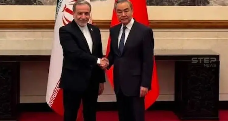 محور طهران-بكين.. وزير الخارجية الإيراني عباس عراقجي يصافح نظيره الصيني