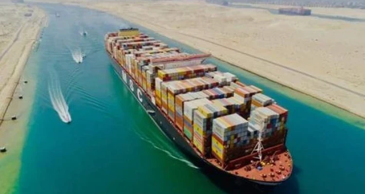 آخر تطورات السفينة الجانحة.. مميش يكشف الجهة التي ستحقق في حادثة قناة السويس