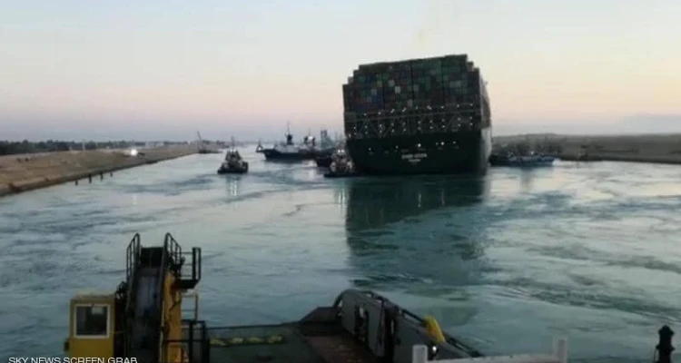 بدء تعويم السفينة الجانحة في قناة السويس وتشغيل محركاتها استعداداً لعودتها إلى مسارها