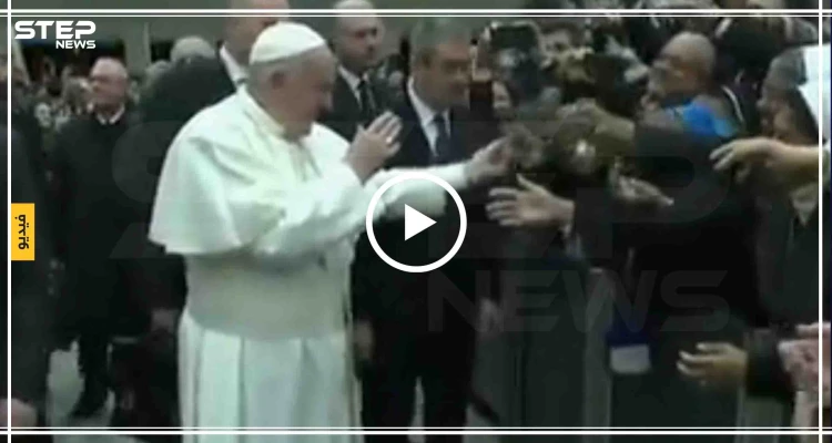 بالفيديو || بعد ضربه لسيدة برأس السنة.. بابا الفاتيكان يتبادل القبل مع راهبة - أخبار - وكالة ستيب نيوز