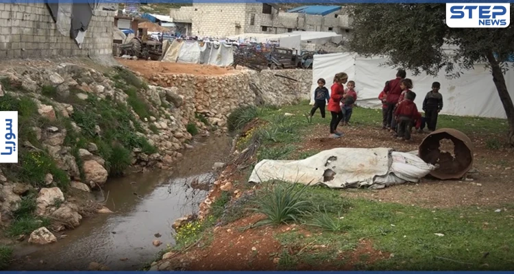 خيام غارقة بمياه الصرف الصحي.. نازحون يشكون سوء الخدمات شمال إدلب