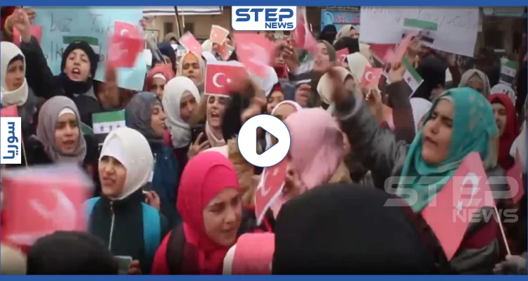 موالون لتركيا ينظمون مسيرة أطفال مؤيدة للتدخل العسكري التركي بإدلب
