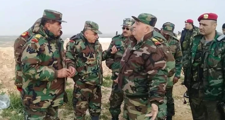 الروس يُكرّمون أحد ضباط الأسد الذي سهّل دخولهم إلى تدمر