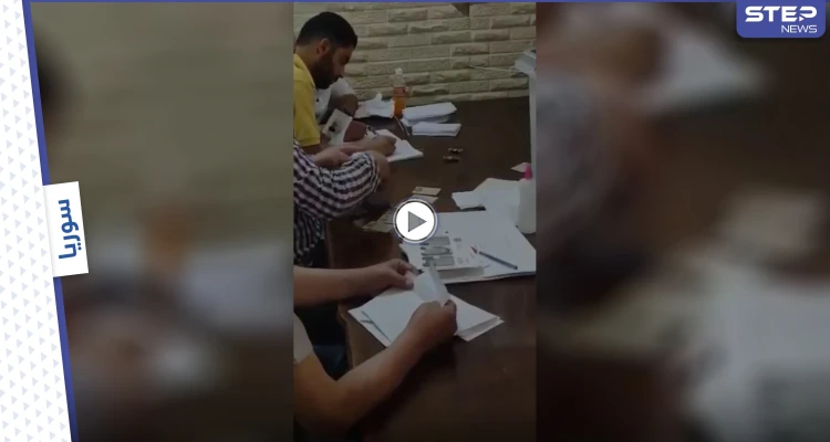 بالفيديو || "نحنا مننتخب عنك".. فضيحة تزوير علني في إحدى مراكز الاقتراع في سوريا