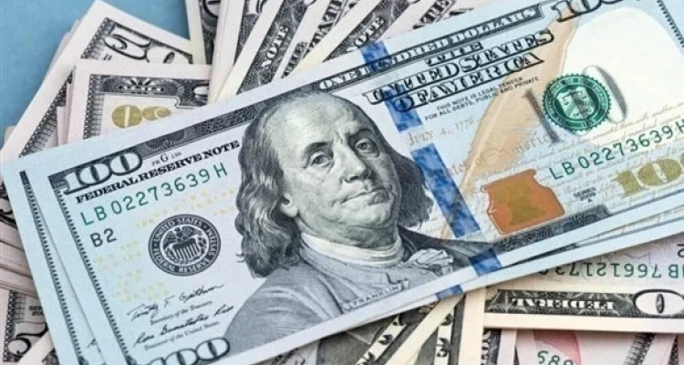 الدولار الأمريكي يرتفع ويسجّل أعلى مستوى منذ عام بسبب ارتفاع عوائد سندات الخزانة الأمريكية