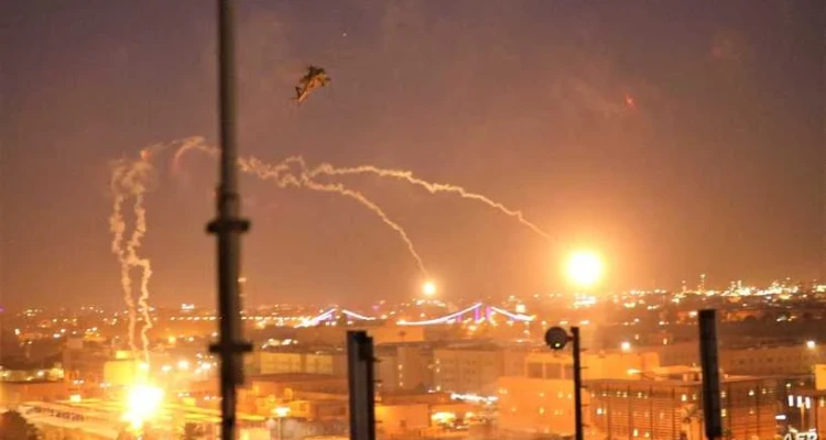 العراق.. صواريخ تسقط في المنطقة الخضراء واستهداف لأرتالٍ أمريكية بالناصرية