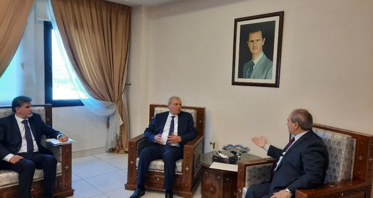 وفد من حركة فتح في دمشق يوصل رسالة عباس للأسد