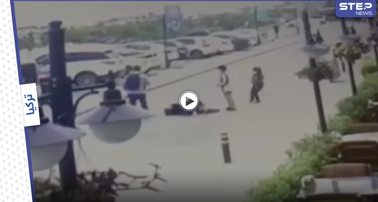 بالفيديو|| رجل سوري يبرح زوجته ضرباً وسط الشارع في اسطنبول ويهاجم الأتراك والسلطات تتدخل
