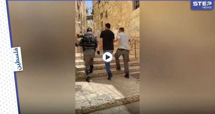 بالفيديو|| طفلة مقدسية تسأل عن "لعبتها" أثناء اعتقال القوات الإسرائيلية لوالدها.. والأب يجيب بـ "ابتسامة"