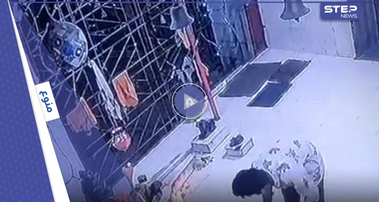 بالفيديو|| في حادثة طريفة.. لص يسرق صندوق التبرعات ويهرب به بعد تأديته الصلاة وكاميرا المراقبة تكشفه
