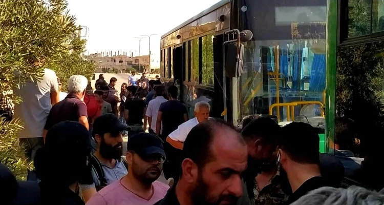قافلة جديدة للمهجرين قسراً تنطلق من درعا والدفعة الأولى محتجزة لدى قوات المعارضة المدعومة تركيّاً