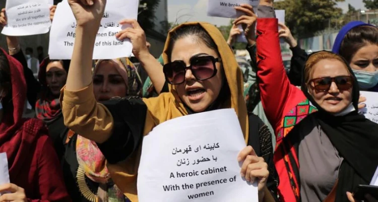 مسلحو طالبان يواجهون تظاهرة في كابل بالقوة ويفرّقونها بقنابل الغاز
