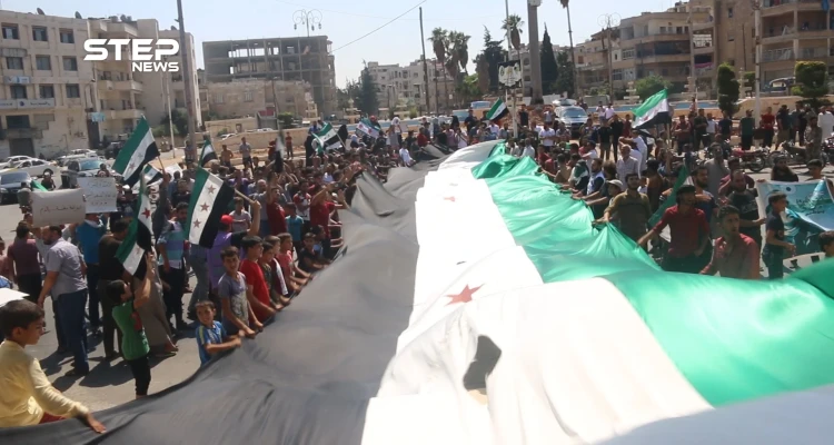 مظاهرة في مدينة إدلب ضد نظام الأسد وتاكيداً على استمرار الحراك السلمي للثورة السورية