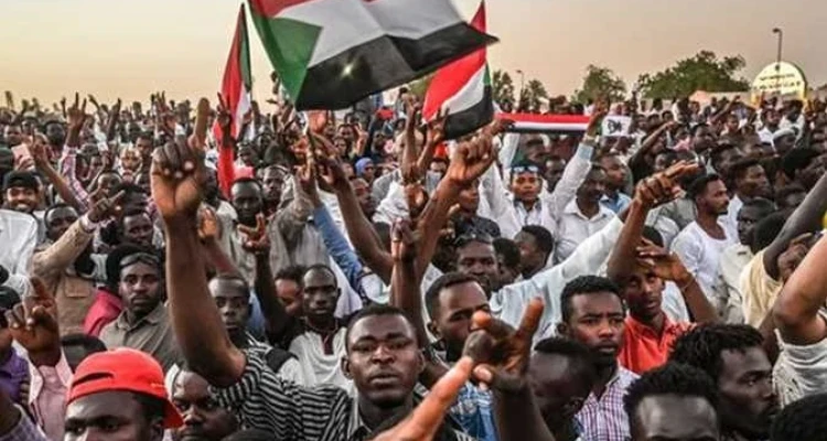 مظاهرات قرب القصر الجمهوري في الخرطوم والأمن يفرقها بالغاز المسيل للدموع