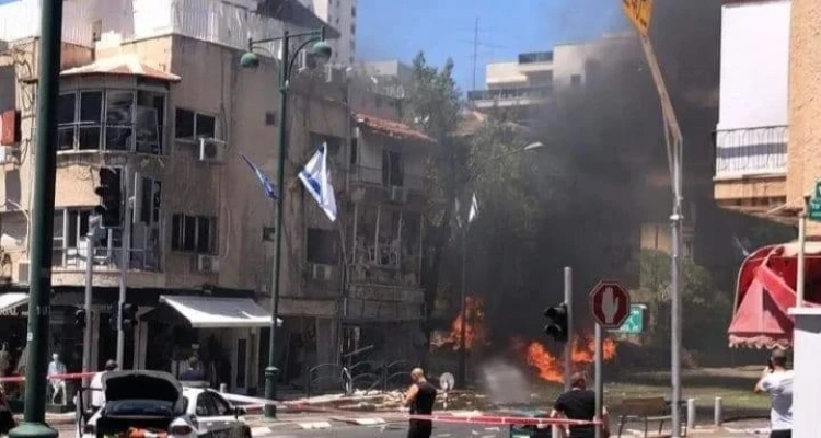بالفيديو|| اندلاع حرائق وسقوط ضحايا إسرائيليين جراء القصف الصاروخي على تل أبيب